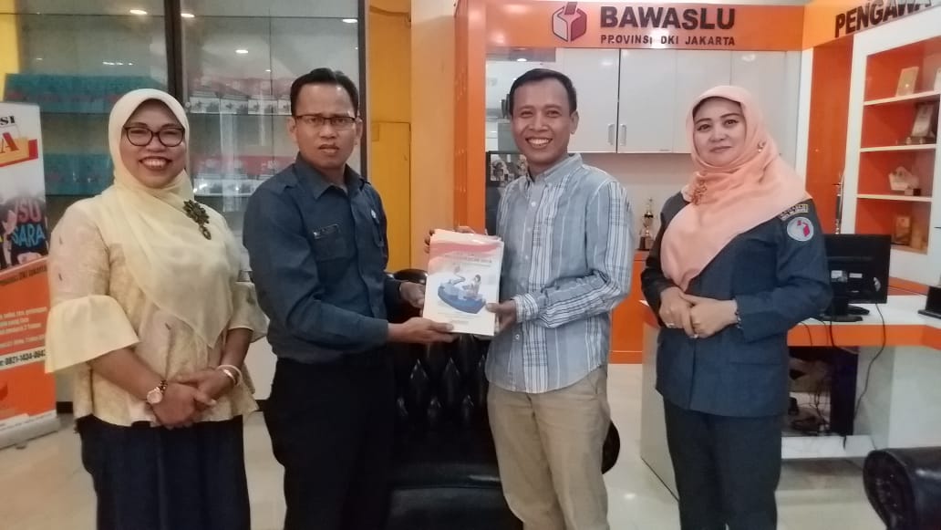 BAWASLU JAKARTA SELATAN MENYERAHKAN BUKU KINERJA PENGAWASAN PEMILU TAHUN 2019