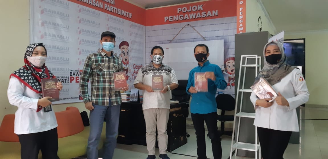 Bawaslu Jakarta Selatan Menerima “Hadiah” Buku