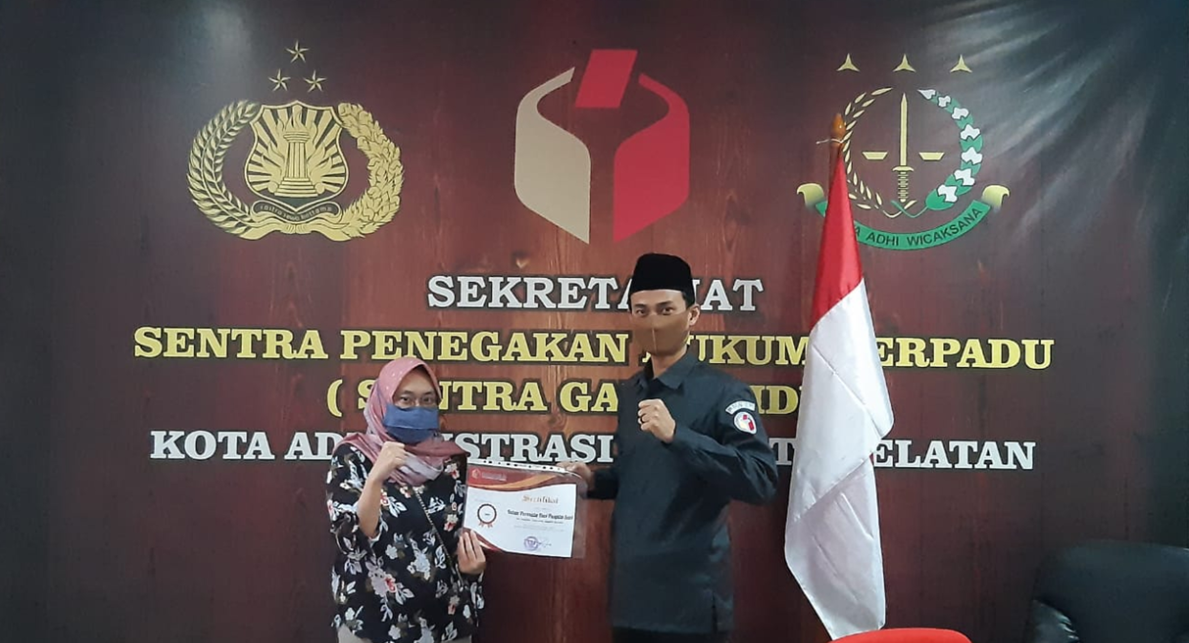 Bawaslu Jakarta Selatan Menyerahkan Sertifikat kepada Kader Pengawas Partisipatif Daring Tahun 2020