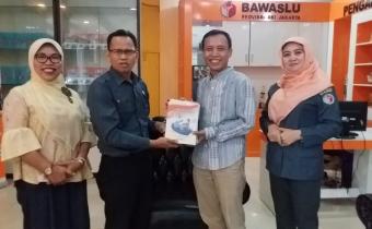 BAWASLU JAKARTA SELATAN MENYERAHKAN BUKU KINERJA PENGAWASAN PEMILU TAHUN 2019