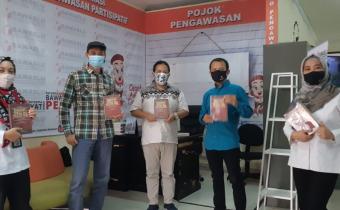 Bawaslu Jakarta Selatan Menerima “Hadiah” Buku