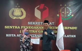 Bawaslu Jakarta Selatan Menyerahkan Sertifikat kepada Kader Pengawas Partisipatif Daring Tahun 2020